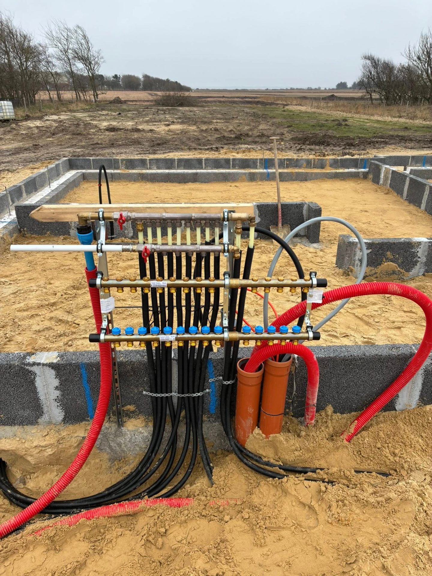 Manifold til gulvvarme under installation