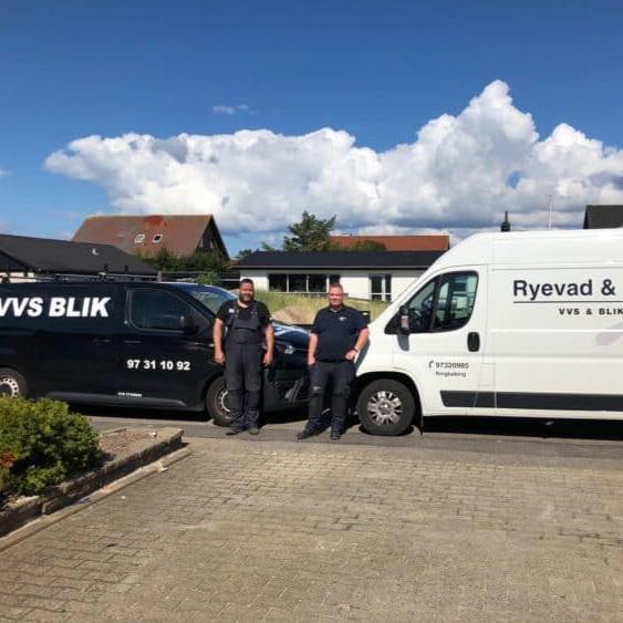Blikkenslagere fra Ryevad & Henriksen ved firmabilerne