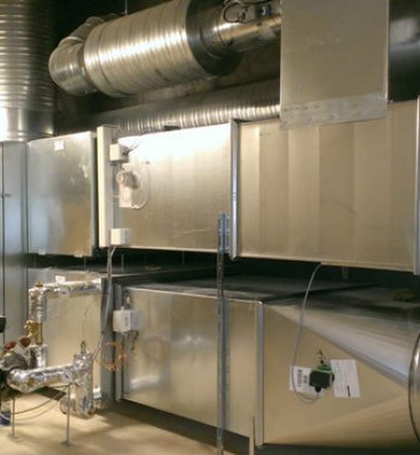 Ventilationsaggregat og kanaler i teknikrum